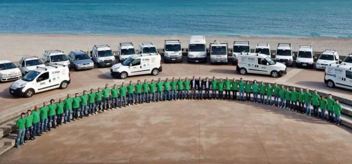 La squadra di tecnici con i furgoni schierati sul lungomare